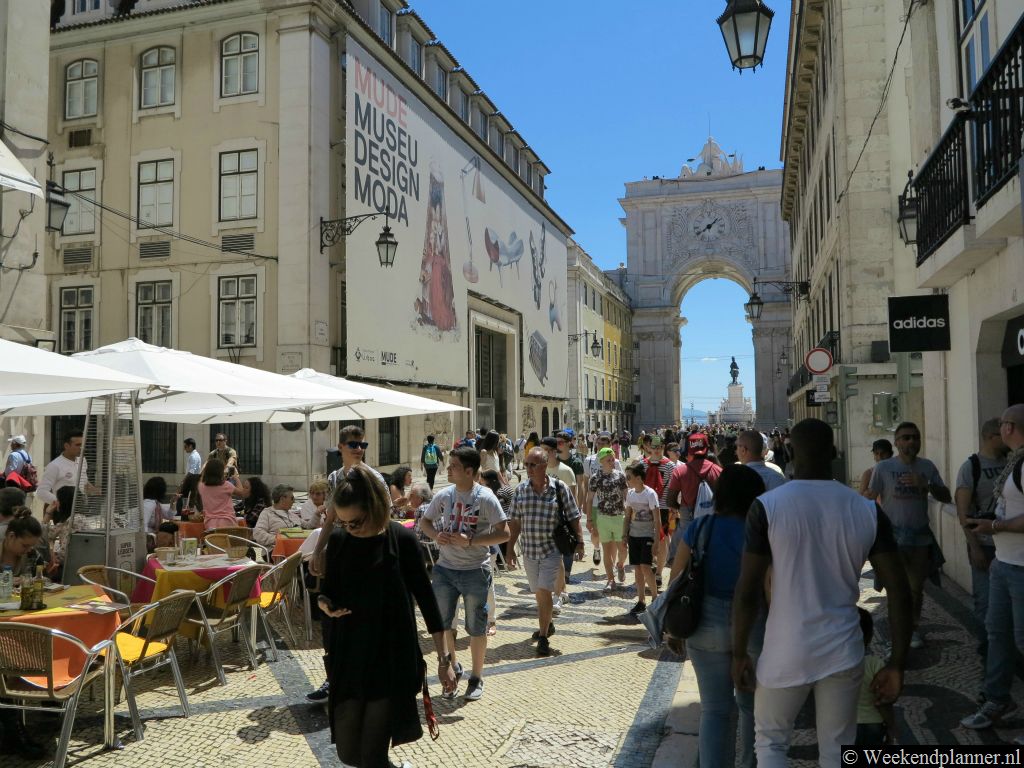 Als je door de poort van het plein Praça do Comércio loopt kom je in de winkelstraat  Rua Augusta. Deze bekende winkelstraat loopt door tot het Rossioplein. Tip: Baixa: het centrum van Lissabon bij de rivier.